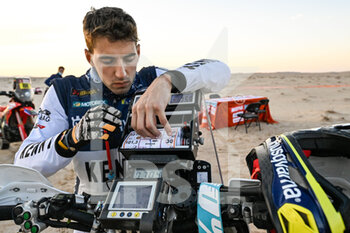 2022-01-11 - Benavides Kevin (arg), Red Bull KTM Factory Racing, KTM 450 Rally Factory Replica, Moto, W2RC, portraitduring the Stage 8 of the Dakar Rally 2022 between Al Dawadimi and Wadi Ad Dawasir, on January 10th 2022 in Wadi Ad Dawasir, Saudi Arabia - STAGE 8 OF THE DAKAR RALLY 2022 BETWEEN AL DAWADIMI AND WADI AD DAWASIR - RALLY - MOTORS