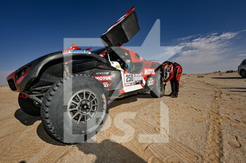 2022-01-11 - 250 Leroy Alexandre (bel), Delangue Nicolas (fra), SRT Racing, Century CR6, Auto FIA T1/T2, action during the Stage 8 of the Dakar Rally 2022 between Al Dawadimi and Wadi Ad Dawasir, on January 10th 2022 in Wadi Ad Dawasir, Saudi Arabia - STAGE 8 OF THE DAKAR RALLY 2022 BETWEEN AL DAWADIMI AND WADI AD DAWASIR - RALLY - MOTORS