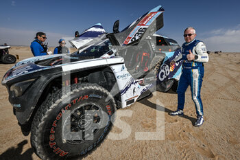 2022-01-11 - 236 Baud Lionel (fra), Garcin Jean-Pierre (fra), Peugeot 3008 DKR, PH Sport Auto FIA T1/T2, W2RC, portrait during the Stage 8 of the Dakar Rally 2022 between Al Dawadimi and Wadi Ad Dawasir, on January 10th 2022 in Wadi Ad Dawasir, Saudi Arabia - STAGE 8 OF THE DAKAR RALLY 2022 BETWEEN AL DAWADIMI AND WADI AD DAWASIR - RALLY - MOTORS