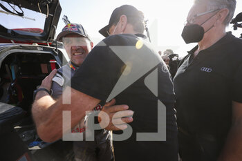 2022-01-12 - 200 Peterhansel Stéphane (fra), Boulanger Edouard (fra), Team Audi Sport, Audi RS Q e-tron, Auto FIA T1/T2, being congratulated for his stage win during the Stage 10 of the Dakar Rally 2022 between Wadi Ad Dawasir and Bisha, on January 12th 2022 in Bisha, Saudi Arabia - STAGE 10 OF THE DAKAR RALLY 2022 BETWEEN WADI AD DAWASIR AND BISHA - RALLY - MOTORS