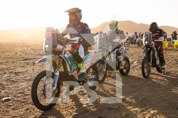 2022-01-13 - 123 Moore Charan (zaf), KTM 450 Rally Replica, Moto, Original by Motul, W2RC, ambiance during the Stage 11 of the Dakar Rally 2022 around Bisha, on January 13th 2022 in Bisha, Saudi Arabia - STAGE 11 OF THE DAKAR RALLY 2022 AROUND BISHA - RALLY - MOTORS