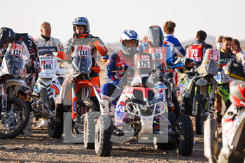 2022-01-13 - Quad and bikes at DSS during the Stage 11 of the Dakar Rally 2022 around Bisha, on January 13th 2022 in Bisha, Saudi Arabia - STAGE 11 OF THE DAKAR RALLY 2022 AROUND BISHA - RALLY - MOTORS