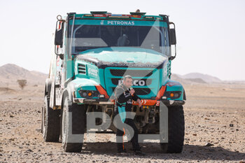 2022-01-13 - 504 Van Kasteren Janus (nld), Snijders Marcel (nld), Rodewald Darek (pol), Petronas Team de Rooy Iveco, Iveco Powerstar, T5 FIA Camion, portrait during the Stage 11 of the Dakar Rally 2022 around Bisha, on January 13th 2022 in Bisha, Saudi Arabia - STAGE 11 OF THE DAKAR RALLY 2022 AROUND BISHA - RALLY - MOTORS