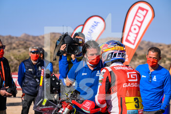 2022-01-14 - Castera David, Director of the Dakar Rally, Sunderland Sam (aus), GasGas Factory Racing, KTM 450 Rally Factory Replica, Moto, W2RC, portrait during the Stage 12 of the Dakar Rally 2022 between Bisha and Jeddah, on January 14th 2022 in Jeddah, Saudi Arabia - STAGE 12 OF THE DAKAR RALLY 2022 BETWEEN BISHA AND JEDDAH - RALLY - MOTORS