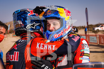 2022-01-14 - Benavides Kevin (arg), Red Bull KTM Factory Racing, KTM 450 Rally Factory Replica, Moto, W2RC, with Sunderland Sam (aus), GasGas Factory Racing, KTM 450 Rally Factory Replica, Moto, W2RC, portrait during the Stage 12 of the Dakar Rally 2022 between Bisha and Jeddah, on January 14th 2022 in Jeddah, Saudi Arabia - STAGE 12 OF THE DAKAR RALLY 2022 BETWEEN BISHA AND JEDDAH - RALLY - MOTORS
