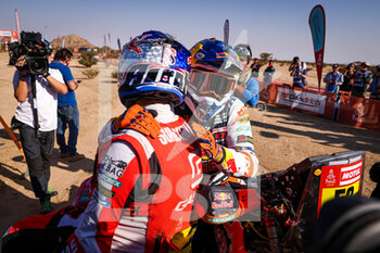 2022-01-14 - Sunderland Sam (aus), GasGas Factory Racing, KTM 450 Rally Factory Replica, Moto, W2RC, with Walkner Matthias (aut), Red Bull KTM Factory Racing, KTM 450 Rally Factory Replica, Moto, W2RC, portrait during the Stage 12 of the Dakar Rally 2022 between Bisha and Jeddah, on January 14th 2022 in Jeddah, Saudi Arabia - STAGE 12 OF THE DAKAR RALLY 2022 BETWEEN BISHA AND JEDDAH - RALLY - MOTORS