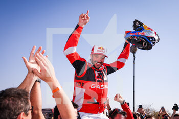 2022-01-14 - Sunderland Sam (aus), GasGas Factory Racing, KTM 450 Rally Factory Replica, Moto, W2RC, portrait celebrating victory during the Stage 12 of the Dakar Rally 2022 between Bisha and Jeddah, on January 14th 2022 in Jeddah, Saudi Arabia - STAGE 12 OF THE DAKAR RALLY 2022 BETWEEN BISHA AND JEDDAH - RALLY - MOTORS