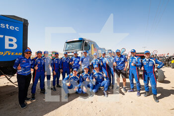 2022-01-14 - Kamaz-Master, Kamaz 43509, T5 FIA Camion, family picture during the Stage 12 of the Dakar Rally 2022 between Bisha and Jeddah, on January 14th 2022 in Jeddah, Saudi Arabia - STAGE 12 OF THE DAKAR RALLY 2022 BETWEEN BISHA AND JEDDAH - RALLY - MOTORS