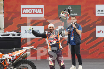 2022-01-14 - 70 Jaffar Mohammed (kwt), Duust Rally Team, KTM 450 Rally Replica, Moto, W2RC, action during the Podium Finish of the Dakar Rally 2022, on January 14th 2022 in Jeddah, Saudi Arabia - PODIUM FINISH - STAGE 12 OF THE DAKAR RALLY 2022 BETWEEN BISHA AND JEDDAH - RALLY - MOTORS