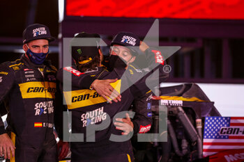 2022-01-14 - Jones with Farres Guell Gerard (spa), Can-Am Factory South Racing, Can-Am Maverick XRS, T4 FIA SSV, portrait during the Podium Finish of the Dakar Rally 2022, on January 14th 2022 in Jeddah, Saudi Arabia - PODIUM FINISH - STAGE 12 OF THE DAKAR RALLY 2022 BETWEEN BISHA AND JEDDAH - RALLY - MOTORS