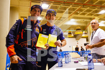 2022-10-18 - BENAVIDES Kevin (arg), Red Bull KTM Factory Racing, KTM 450 Rally Factory, FIM W2RC, Moto, BENAVIDES Luciano (arg), Husqvarna Factory Racing, Husqvarna 450 Rally Factory, FIM W2RC, Moto, portrait during the Administrative and Technical verifications of the Andalucia Rally 2022, 4th round of the 2022 FIA World Rally-Raid Championship, from October 18 to 19, 2022 in Sevilla, Spain - AUTO - ANDALUCIA RALLY 2022 - RALLY - MOTORS