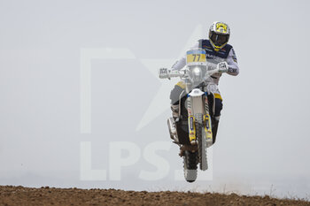2022-10-19 - 77 BENAVIDES Luciano (arg), Husqvarna Factory Racing, Husqvarna 450 Rally Factory, FIM W2RC, Moto, action during the Prologue of the Andalucia Rally 2022, 4th round of the 2022 FIA World Rally-Raid Championship, on October 19, 2022 in Sevilla, Spain - AUTO - ANDALUCIA RALLY 2022 - RALLY - MOTORS