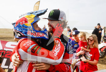 2022-10-23 - SUNDERLAND Sam (gbr), GasGas Factory Racing, KTM 450 Rally Factory, FIM W2RC, Moto, VAN BEVEREN Adrien (fra), Monster Energy Honda Team 2022, Honda CRF 450 Rally, FIM W2RC, Moto, portrait during the Stage 4 of the Andalucia Rally 2022, 4th round of the 2022 FIA World Rally-Raid Championship, on October 23, 2022 in Sevilla, Spain - AUTO - ANDALUCIA RALLY 2022 - RALLY - MOTORS