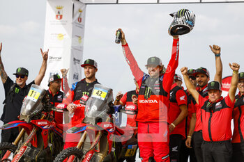 2022-10-23 - 42 VAN BEVEREN Adrien (fra), Monster Energy Honda Team 2022, Honda CRF 450 Rally, FIM W2RC, Moto, podium, portrait during the Stage 4 of the Andalucia Rally 2022, 4th BRABEC Ricky (usa), Monster Energy Honda Team 2022, Honda CRF 450 Rally, FIM W2RC, Moto, portrait of the 2022 FIA World Rally-Raid Championship, on October 23, 2022 in Sevilla, Spain - AUTO - ANDALUCIA RALLY 2022 - RALLY - MOTORS
