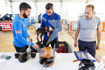 2022-12-29 - CHICHERIT Guerlain (fra), GCK Motorsport, BRX, Prodrive Hunter, Auto, FIA W2RC, helmet, casque, during the Dakar 2023’s Administrative and Technical scrutineering, from December 28 to 30, 2022 at Sea Camp near Yanbu, Saudi Arabia - AUTO - DAKAR 2023 - SCRUTINEERING - RALLY - MOTORS