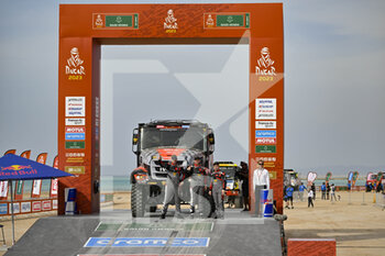 2022-12-31 - 504 VERSTEIJNEN Victor Willem Corne (nld), VAN DER SANDE Andreas Wilhelmus Michel Marius (nld), VAN DAL Teun (nld), BOSS Machinery Team de Rooy, Iveco, Trucks, action during the Starting podium ceremony of the Dakar 2023, on December 31, 2022 near Yanbu, Saudi Arabia - AUTO - DAKAR 2023 - PODIUM START - RALLY - MOTORS