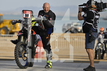 2022-12-31 - 98 DOMAS Fabien (fra), Dragon, Yamaha, Moto, action during the Starting podium ceremony of the Dakar 2023, on December 31, 2022 near Yanbu, Saudi Arabia - AUTO - DAKAR 2023 - PODIUM START - RALLY - MOTORS
