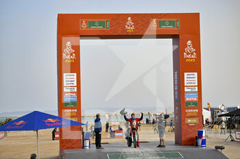 2022-12-31 - 85 DENG Liansong (chn), Kove Rally Team, Kove, Moto, action during the Starting podium ceremony of the Dakar 2023, on December 31, 2022 near Yanbu, Saudi Arabia - AUTO - DAKAR 2023 - PODIUM START - RALLY - MOTORS