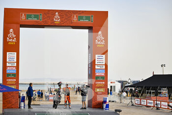 2022-12-31 - 65 CHOLLET Guillaume (fra), Jancys, KTM, Moto, action during the Starting podium ceremony of the Dakar 2023, on December 31, 2022 near Yanbu, Saudi Arabia - AUTO - DAKAR 2023 - PODIUM START - RALLY - MOTORS