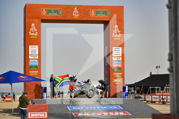 2022-12-31 - 40 MOORE Charan (zaf), LVLS Rally, Husqvarna, Moto, Original by Motul, Motul, action during the Starting podium ceremony of the Dakar 2023, on December 31, 2022 near Yanbu, Saudi Arabia - AUTO - DAKAR 2023 - PODIUM START - RALLY - MOTORS