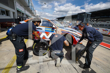 2022-05-26 - mecaniciens, mechanics, team BRC Hyundai N Squadra Corse, Hyundai Elantra N TCR, during the WTCR - Race of Germany 2022, 2nd round of the 2022 FIA World Touring Car Cup, on the Nurburgring Nordschleife from May 26 to 28 in Nurburg, Germany - AUTO - WTCR - RACE OF GERMANY 2022 - GRAND TOURISM - MOTORS