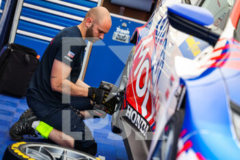 2022-05-26 - LIQUI MOLY Engstler, Honda Civic Type R TCR, mechanic at work during the WTCR - Race of Germany 2022, 2nd round of the 2022 FIA World Touring Car Cup, on the Nurburgring Nordschleife from May 26 to 28 in Nurburg, Germany - AUTO - WTCR - RACE OF GERMANY 2022 - GRAND TOURISM - MOTORS