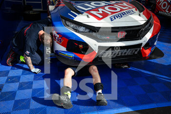 2022-05-26 - LIQUI MOLY Engstler, Honda Civic Type R TCR, mechanics working during the WTCR - Race of Germany 2022, 2nd round of the 2022 FIA World Touring Car Cup, on the Nurburgring Nordschleife from May 26 to 28 in Nurburg, Germany - AUTO - WTCR - RACE OF GERMANY 2022 - GRAND TOURISM - MOTORS