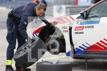 27/05/2022 - mecaniciens, mechanics, pneus, tyres tyre, during the WTCR - Race of Germany 2022, 2nd round of the 2022 FIA World Touring Car Cup, on the Nurburgring Nordschleife from May 26 to 28 in Nurburg, Germany - AUTO - WTCR - RACE OF GERMANY 2022 - TURISMO E GRAN TURISMO - MOTORI