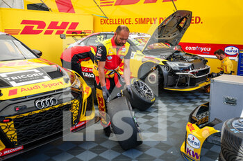 27/05/2022 - Comtoyou DHL Team Audi Sport, Audi RS 3 LMS, mechanics at work during the WTCR - Race of Germany 2022, 2nd round of the 2022 FIA World Touring Car Cup, on the Nurburgring Nordschleife from May 26 to 28 in Nurburg, Germany - AUTO - WTCR - RACE OF GERMANY 2022 - TURISMO E GRAN TURISMO - MOTORI
