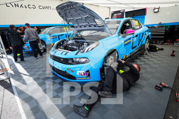 27/05/2022 - Cyan Performance Lynk & Co, Lynk & Co 03 TCR, mechanics at work during the WTCR - Race of Germany 2022, 2nd round of the 2022 FIA World Touring Car Cup, on the Nurburgring Nordschleife from May 26 to 28 in Nurburg, Germany - AUTO - WTCR - RACE OF GERMANY 2022 - TURISMO E GRAN TURISMO - MOTORI