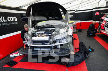27/05/2022 - ALL-INKL.COM Münnich Motorsport, Honda Civic Type R TCR, mechanics at work during the WTCR - Race of Germany 2022, 2nd round of the 2022 FIA World Touring Car Cup, on the Nurburgring Nordschleife from May 26 to 28 in Nurburg, Germany - AUTO - WTCR - RACE OF GERMANY 2022 - TURISMO E GRAN TURISMO - MOTORI