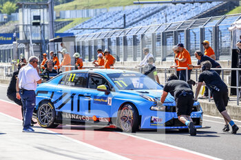 2022-06-11 - 11 BJORK Thed (SWE), Cyan Performance Lynk & Co, Lynk & Co 03 TCR, action stand pit lane during the WTCR - Race of Hungary 2022, 3rd round of the 2022 FIA World Touring Car Cup, on the Hungaroring from June 10 to 12 in Budapest, Hungary - AUTO - WTCR - RACE OF HUNGARY 2022 - GRAND TOURISM - MOTORS