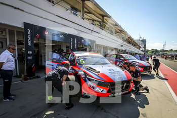 2022-06-11 - 05 MICHELISZ Norbert (HUN), BRC Hyundai N Squadra Corse, Hyundai Elantra N TCR, action stand pit lane during the WTCR - Race of Hungary 2022, 3rd round of the 2022 FIA World Touring Car Cup, on the Hungaroring from June 10 to 12 in Budapest, Hungary - AUTO - WTCR - RACE OF HUNGARY 2022 - GRAND TOURISM - MOTORS