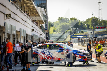 2022-06-11 - 09 TASI Attila (HUN), LIQUI MOLY Team Engstler, Honda Civic Type R TCR, action stand pit lane during the WTCR - Race of Hungary 2022, 3rd round of the 2022 FIA World Touring Car Cup, on the Hungaroring from June 10 to 12 in Budapest, Hungary - AUTO - WTCR - RACE OF HUNGARY 2022 - GRAND TOURISM - MOTORS