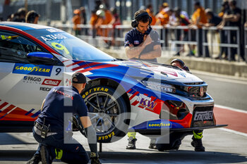 2022-06-11 - 09 TASI Attila (HUN), LIQUI MOLY Team Engstler, Honda Civic Type R TCR, action stand pit lane during the WTCR - Race of Hungary 2022, 3rd round of the 2022 FIA World Touring Car Cup, on the Hungaroring from June 10 to 12 in Budapest, Hungary - AUTO - WTCR - RACE OF HUNGARY 2022 - GRAND TOURISM - MOTORS