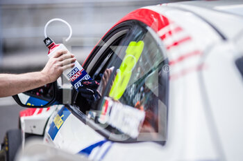 2022-06-11 - MONTEIRO Tiago (PRT), LIQUI MOLY Team Engstler, Honda Civic Type R TCR, illustration stand pit lane mecaniciens mechanics during the WTCR - Race of Hungary 2022, 3rd round of the 2022 FIA World Touring Car Cup, on the Hungaroring from June 10 to 12 in Budapest, Hungary - AUTO - WTCR - RACE OF HUNGARY 2022 - GRAND TOURISM - MOTORS
