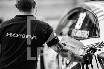 2022-06-11 - MONTEIRO Tiago (PRT), LIQUI MOLY Team Engstler, Honda Civic Type R TCR, mecaniciens mechanics stand pit lane during the WTCR - Race of Hungary 2022, 3rd round of the 2022 FIA World Touring Car Cup, on the Hungaroring from June 10 to 12 in Budapest, Hungary - AUTO - WTCR - RACE OF HUNGARY 2022 - GRAND TOURISM - MOTORS