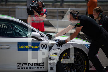 2022-06-11 - 99 NAGY Daniel (HUN), Zengő Motorsport, CUPRA Leon Competición, mecaniciens mechanics during the WTCR - Race of Hungary 2022, 3rd round of the 2022 FIA World Touring Car Cup, on the Hungaroring from June 10 to 12 in Budapest, Hungary - AUTO - WTCR - RACE OF HUNGARY 2022 - GRAND TOURISM - MOTORS