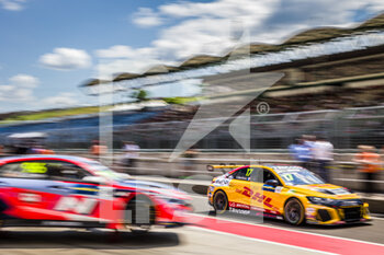 2022-06-11 - 17 BERTHON Nathanael (FRA), Comtoyou DHL Team Audi Sport, Audi RS 3 LMS, action stand pit lane during the WTCR - Race of Hungary 2022, 3rd round of the 2022 FIA World Touring Car Cup, on the Hungaroring from June 10 to 12 in Budapest, Hungary - AUTO - WTCR - RACE OF HUNGARY 2022 - GRAND TOURISM - MOTORS