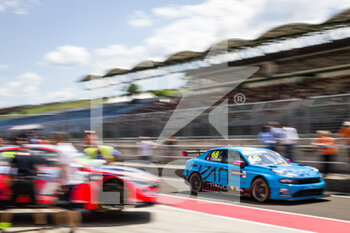 2022-06-11 - 68 EHRLACHERR Yann (FRA), Cyan Performance Lynk & Co, Lynk & Co 03 TCR, action stand pit lane during the WTCR - Race of Hungary 2022, 3rd round of the 2022 FIA World Touring Car Cup, on the Hungaroring from June 10 to 12 in Budapest, Hungary - AUTO - WTCR - RACE OF HUNGARY 2022 - GRAND TOURISM - MOTORS