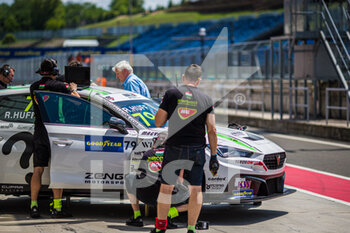 2022-06-11 - 79 HUFF Robert (GBR), Zengo Motorsport, CUPRA Leon Competición, mecaniciens mechanics during the WTCR - Race of Hungary 2022, 3rd round of the 2022 FIA World Touring Car Cup, on the Hungaroring from June 10 to 12 in Budapest, Hungary - AUTO - WTCR - RACE OF HUNGARY 2022 - GRAND TOURISM - MOTORS