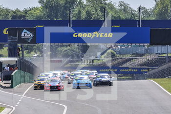 2022-06-12 - 96 AZCONA Mikel (ESP), BRC Hyundai N Squadra Corse, Hyundai Elantra N TCR, action 68 EHRLACHERR Yann (FRA), Cyan Performance Lynk & Co, Lynk & Co 03 TCR, action 17 BERTHON Nathanael (FRA), Comtoyou DHL Team Audi Sport, Audi RS 3 LMS, action start race 1 during the WTCR - Race of Hungary 2022, 3rd round of the 2022 FIA World Touring Car Cup, on the Hungaroring from June 10 to 12 in Budapest, Hungary - AUTO - WTCR - RACE OF HUNGARY 2022 - GRAND TOURISM - MOTORS