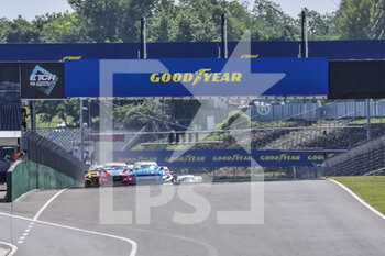 2022-06-12 - 96 AZCONA Mikel (ESP), BRC Hyundai N Squadra Corse, Hyundai Elantra N TCR, action 68 EHRLACHERR Yann (FRA), Cyan Performance Lynk & Co, Lynk & Co 03 TCR, action 17 BERTHON Nathanael (FRA), Comtoyou DHL Team Audi Sport, Audi RS 3 LMS, action start race 1 during the WTCR - Race of Hungary 2022, 3rd round of the 2022 FIA World Touring Car Cup, on the Hungaroring from June 10 to 12 in Budapest, Hungary - AUTO - WTCR - RACE OF HUNGARY 2022 - GRAND TOURISM - MOTORS