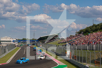 2022-06-12 - 12 URRUTIA Santiago (URY), Cyan Performance Lynk & Co, Lynk & Co 03 TCR, 79 HUFF Robert (GBR), Zengo Motorsport, CUPRA Leon Competición, action during the WTCR - Race of Hungary 2022, 3rd round of the 2022 FIA World Touring Car Cup, on the Hungaroring from June 10 to 12 in Budapest, Hungary - AUTO - WTCR - RACE OF HUNGARY 2022 - GRAND TOURISM - MOTORS