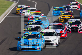 2022-06-12 - 12 URRUTIA Santiago (URY), Cyan Performance Lynk & Co, Lynk & Co 03 TCR, 79 HUFF Robert (GBR), Zengo Motorsport, CUPRA Leon Competición, action depart start race 2 during the WTCR - Race of Hungary 2022, 3rd round of the 2022 FIA World Touring Car Cup, on the Hungaroring from June 10 to 12 in Budapest, Hungary - AUTO - WTCR - RACE OF HUNGARY 2022 - GRAND TOURISM - MOTORS