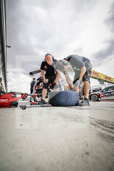 2022-06-25 - pneus, tyres tyre, mecaniciens, mechanics during the WTCR - Race of Spain 2022, 4th round of the 2022 FIA World Touring Car Cup, on the MotorLand Aragon from June 24 to 26 in Alcaniz, Spain - AUTO - WTCR - RACE OF SPAIN 2022 - GRAND TOURISM - MOTORS
