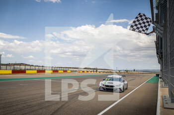 26/06/2022 - 79 HUFF Rob (GBR), Zengo Motorsport, CUPRA Leon Competición, action, drapeaux, flag during the WTCR - Race of Spain 2022, 4th round of the 2022 FIA World Touring Car Cup, on the MotorLand Aragon from June 24 to 26 in Alcaniz, Spain - AUTO - WTCR - RACE OF SPAIN 2022 - TURISMO E GRAN TURISMO - MOTORI