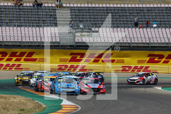 26/06/2022 - 55 QING HUA Ma (CHN), Cyan Racing Lynk & Co, Lynk & Co 03 TCR, action, 05 MICHELISZ Norbert (HUN), BRC Hyundai N Squadra Corse, Hyundai Elantra N TCR, action, depart, start, during the WTCR - Race of Spain 2022, 4th round of the 2022 FIA World Touring Car Cup, on the MotorLand Aragon from June 24 to 26 in Alcaniz, Spain - AUTO - WTCR - RACE OF SPAIN 2022 - TURISMO E GRAN TURISMO - MOTORI
