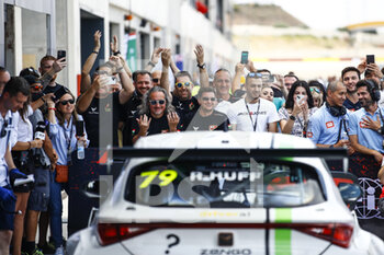 26/06/2022 - 79 HUFF Rob (GBR), Zengo Motorsport, CUPRA Leon Competición, action celebration during the WTCR - Race of Spain 2022, 4th round of the 2022 FIA World Touring Car Cup, on the MotorLand Aragon from June 24 to 26 in Alcaniz, Spain - AUTO - WTCR - RACE OF SPAIN 2022 - TURISMO E GRAN TURISMO - MOTORI
