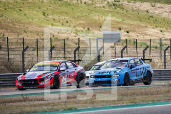 26/06/2022 - 96 AZCONA Mikel (ESP), BRC Hyundai N Squadra Corse, Hyundai Elantra N TCR, action 55 QING HUA Ma (CHN), Cyan Racing Lynk & Co, Lynk & Co 03 TCR, action 79 HUFF Rob (GBR), Zengo Motorsport, CUPRA Leon Competición, action during the WTCR - Race of Spain 2022, 4th round of the 2022 FIA World Touring Car Cup, on the MotorLand Aragon from June 24 to 26 in Alcaniz, Spain - AUTO - WTCR - RACE OF SPAIN 2022 - TURISMO E GRAN TURISMO - MOTORI
